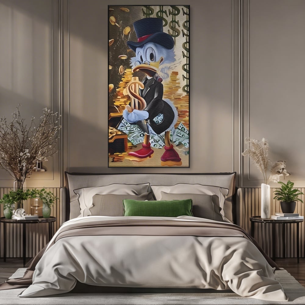 Tablou canvas cu tablou canvas cu scrooge duck si bani, in rama de aluminiu negru, pe perete intr-un dormitor